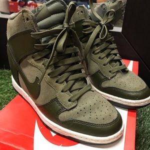 NIKE WOMENS SKY HI DUNKS